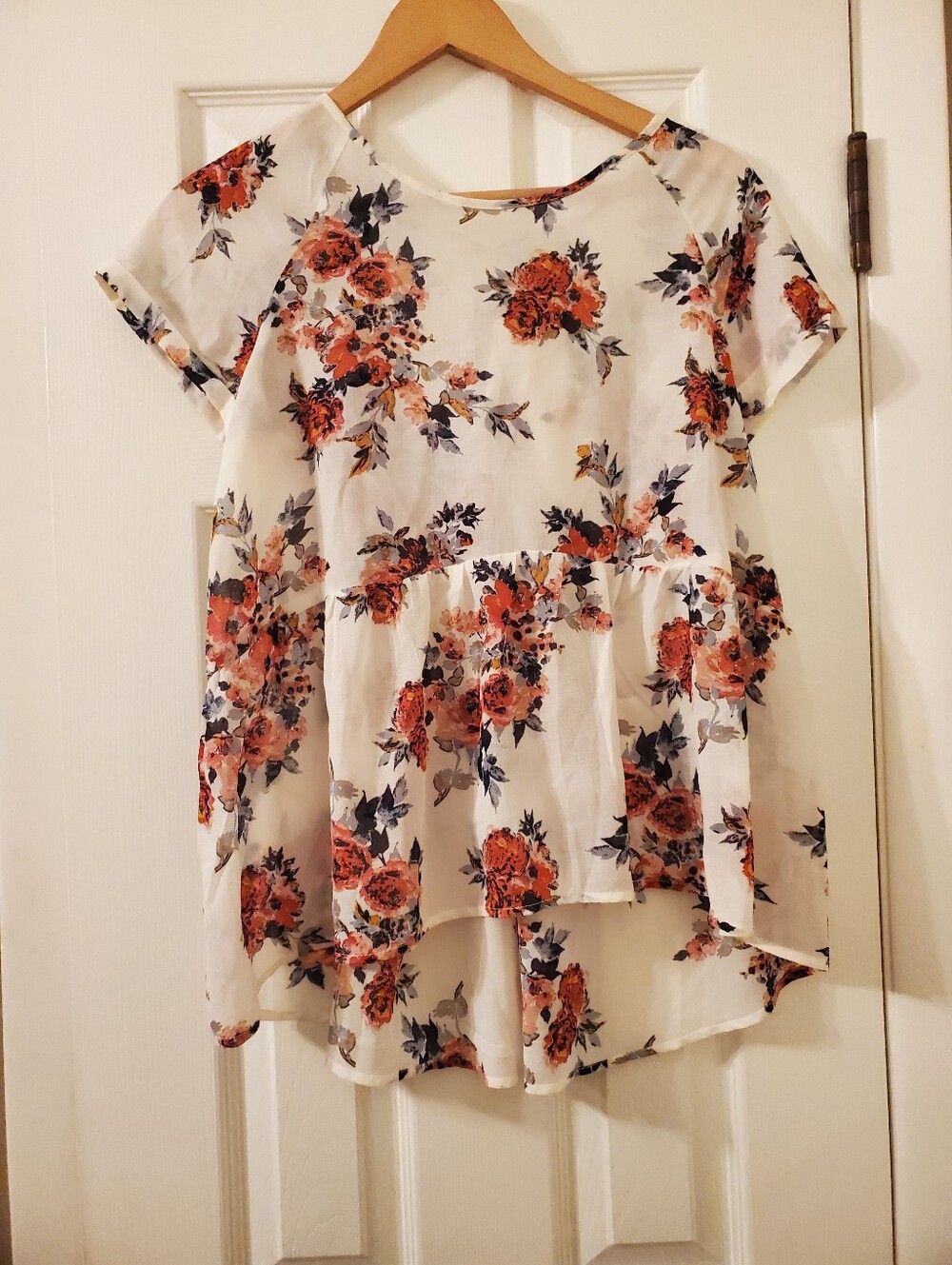 Xhilaration White Tunic with Coral and Navy Floral Print Medium Preowned